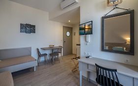 Icarus Suites & Apartments By 